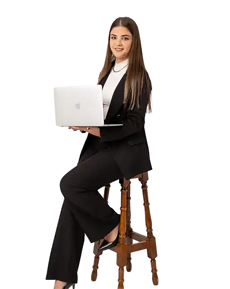Femme assise sur un tabouret tenant un pc mac