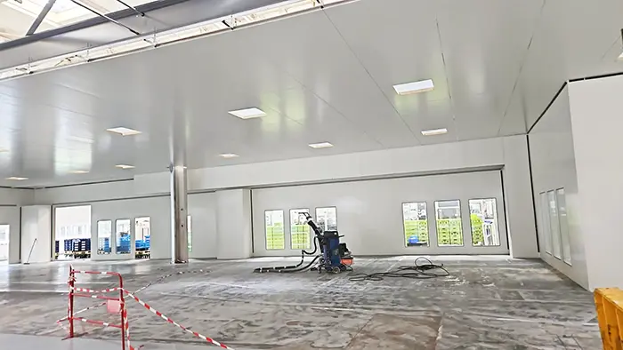 Chantier de salles blanches avec outils de travail