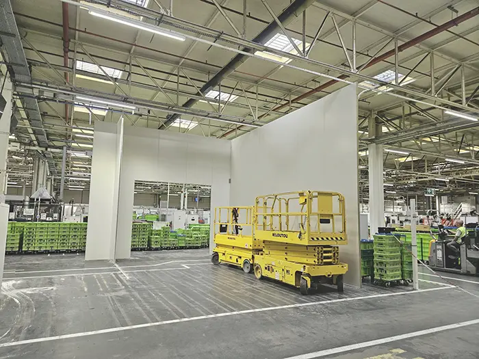 Hangar avec un élévateur kiloutou